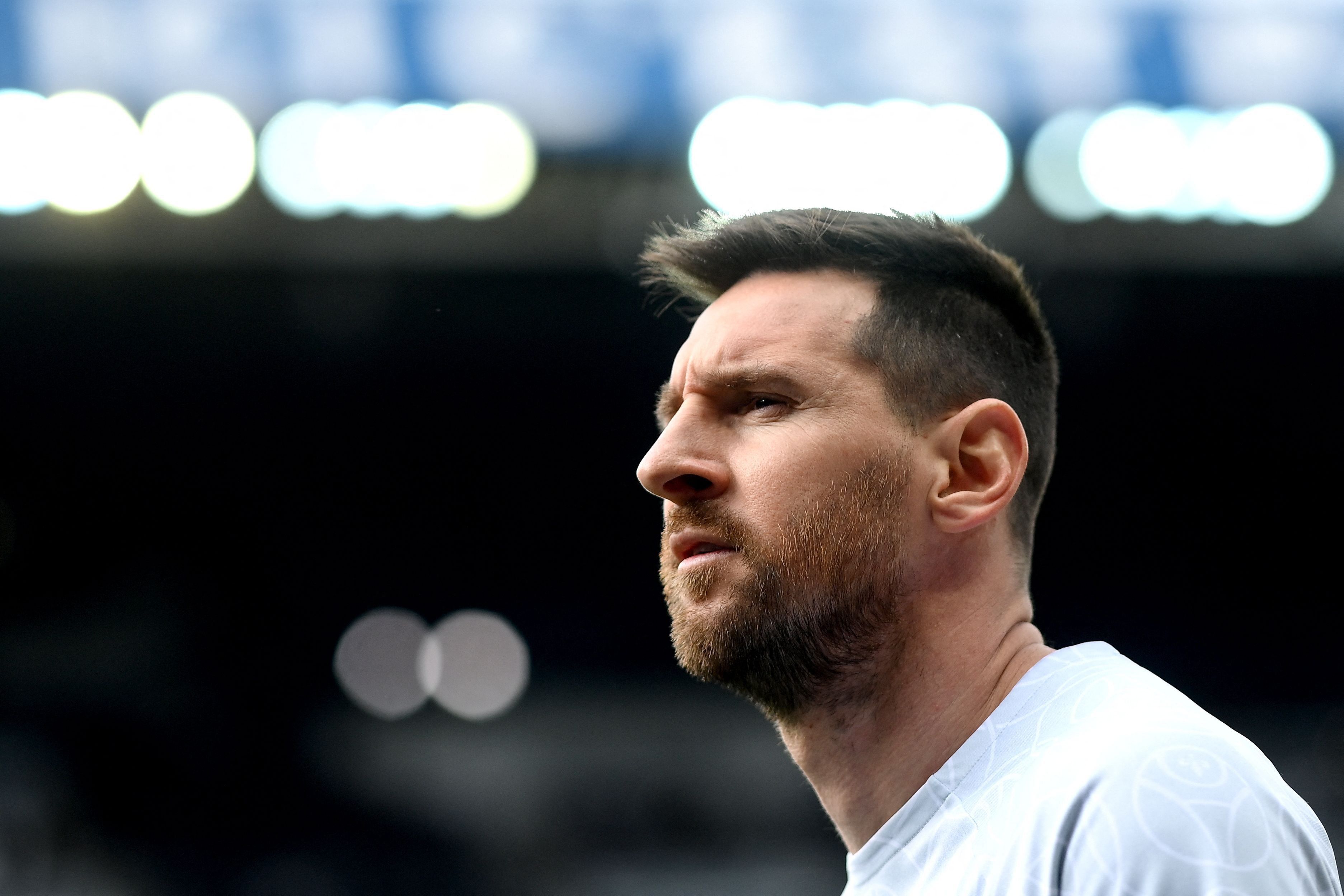 Der argentinische Stürmer Lionel Messi von Paris Saint-Germain sieht zu, wie er sich aufwärmt.