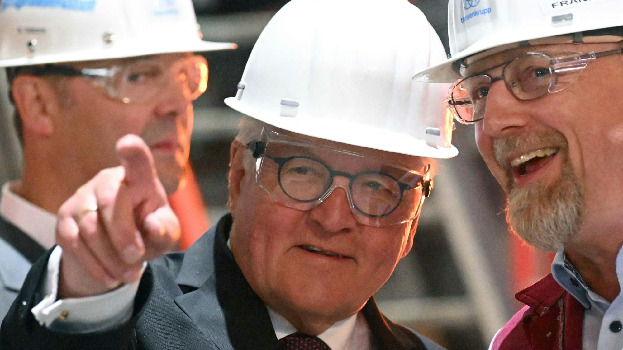 Bundespräsident Frank-Walter Steinmeier im Gespräch mit einem Mitarbeiter bei seinem Besuch bei Thyssenkrupp.