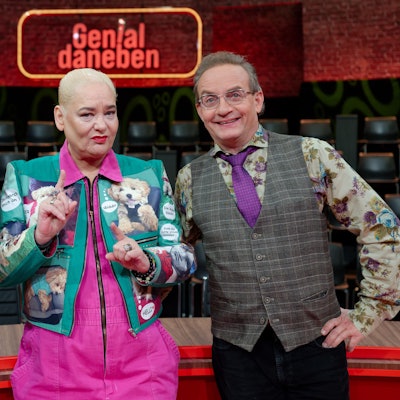 Die Komiker Hugo Egon Balder, Hella von Sinnen und Wigald Boning stehen bei einem Set-Termin von „Genial daneben“ im Kölner Studio.