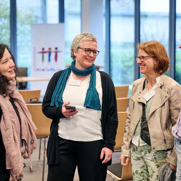 Im Austausch zu „Wiehl enthindert“ (v. l.): Carolina Zibell, Projektleiterin bei der Aktion Mensch, Astrid Wollenweber, Inklusionsbeauftragte Stadt Wiehl und Projektleitung, Vereins-Projektleiterin Maria Lamsfuß und Mitarbeiterin Alissa Triller.