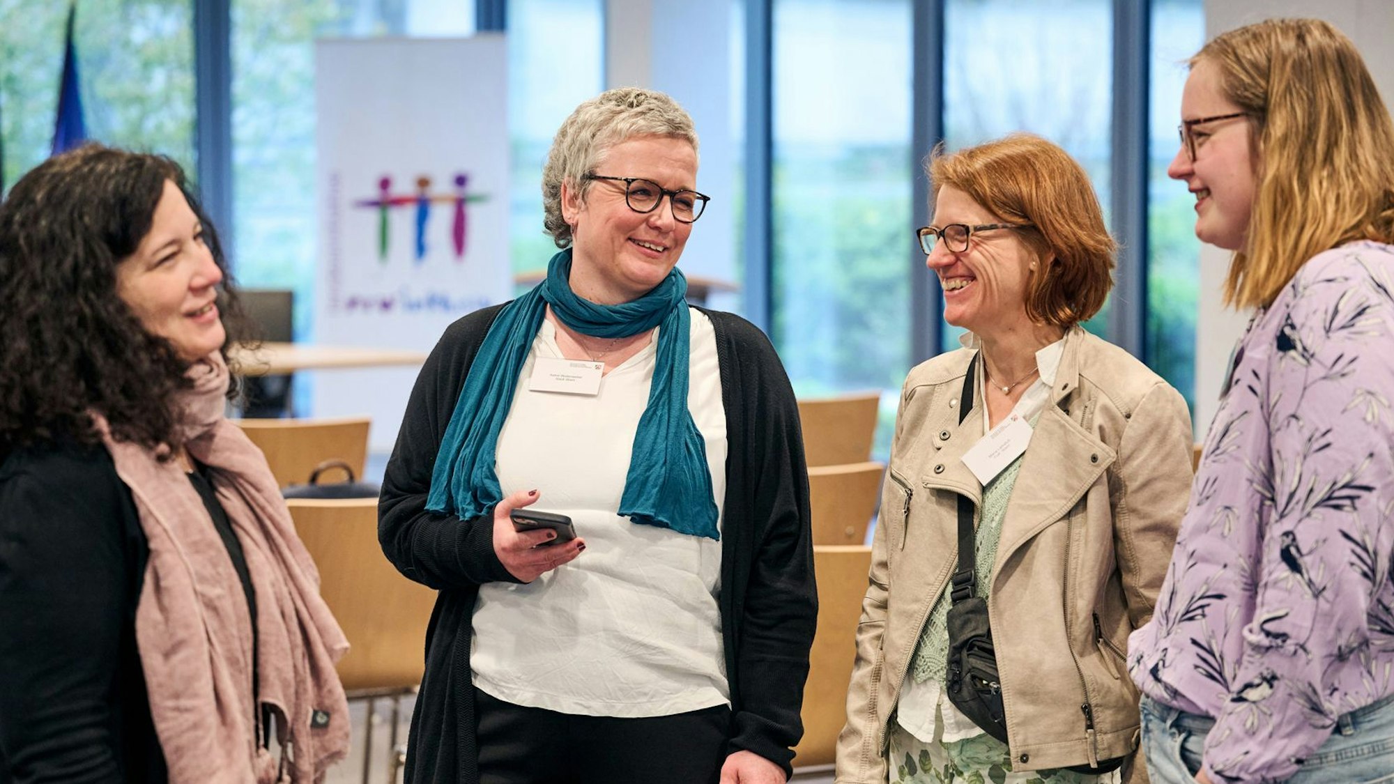 Im Austausch zu „Wiehl enthindert“ (v. l.): Carolina Zibell, Projektleiterin bei der Aktion Mensch, Astrid Wollenweber, Inklusionsbeauftragte Stadt Wiehl und Projektleitung, Vereins-Projektleiterin Maria Lamsfuß und Mitarbeiterin Alissa Triller.