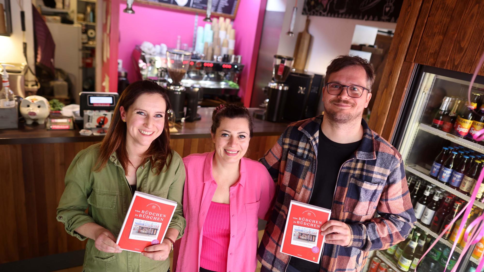 Autorin Tanja Limbach, Büdchen-Besitzerin Shirin Shaghaghi und Autor Frank Münschke.