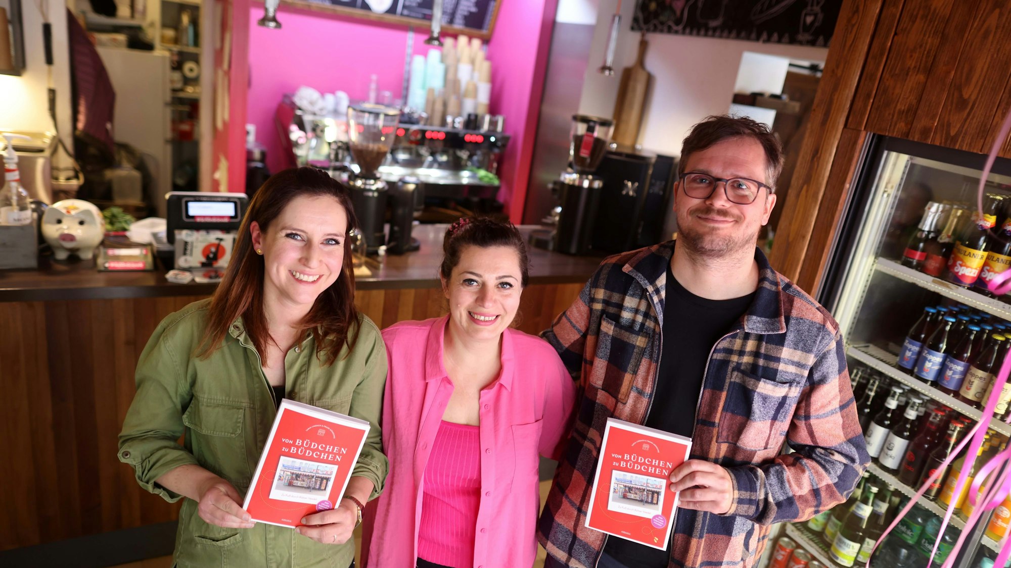 Autorin Tanja Limbach, Büdchen-Besitzerin Shirin Shaghaghi und Autor Frank Münschke.