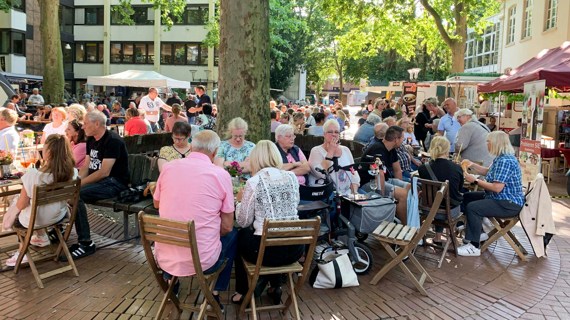 Auf dem Bild sind Besucher des Frechener Marktes zu sehen