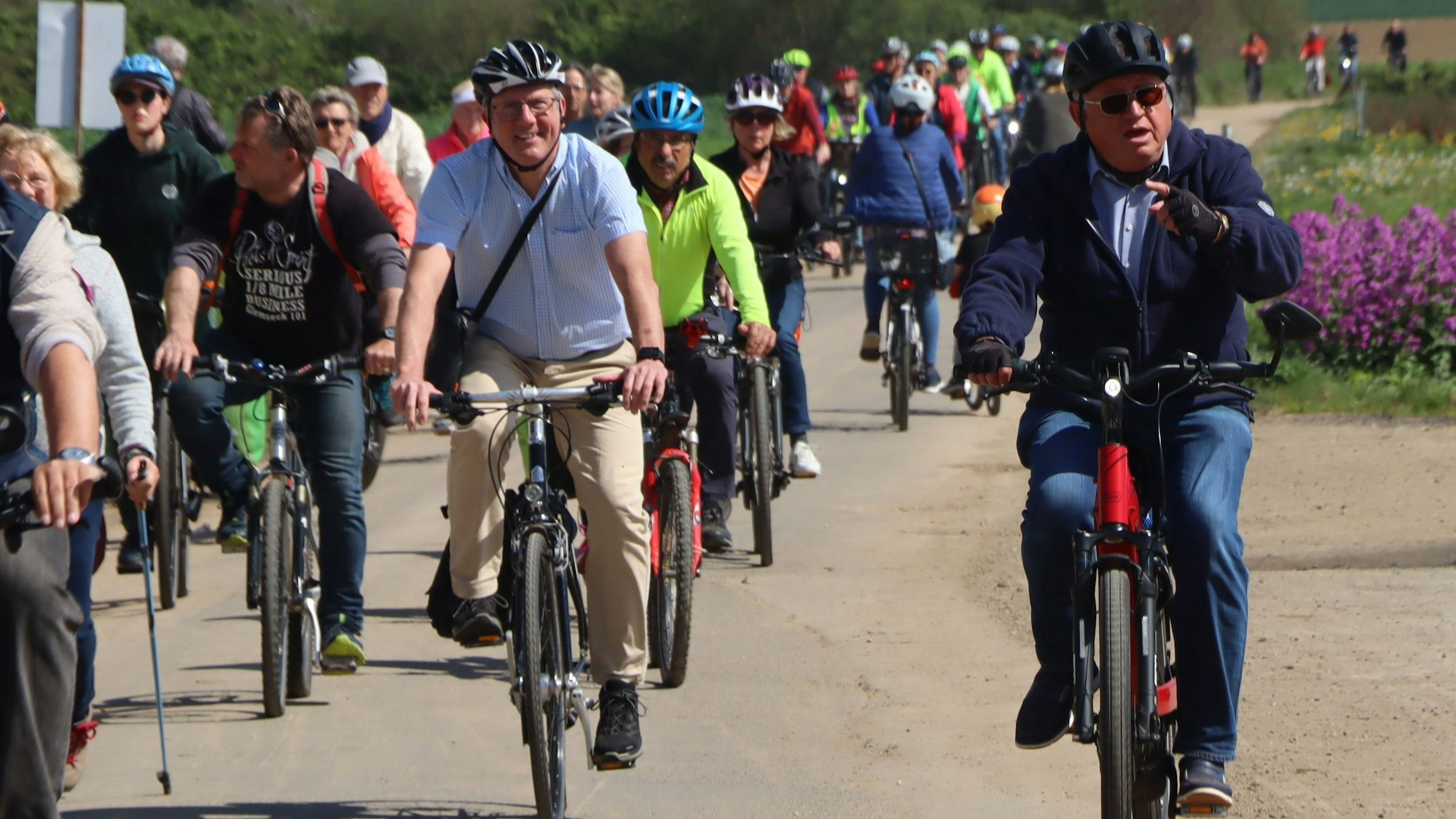 Bornheim Frühlingserwachen
Bürgermeister Christoph Becker Mitte fährt mit
Klose
2023