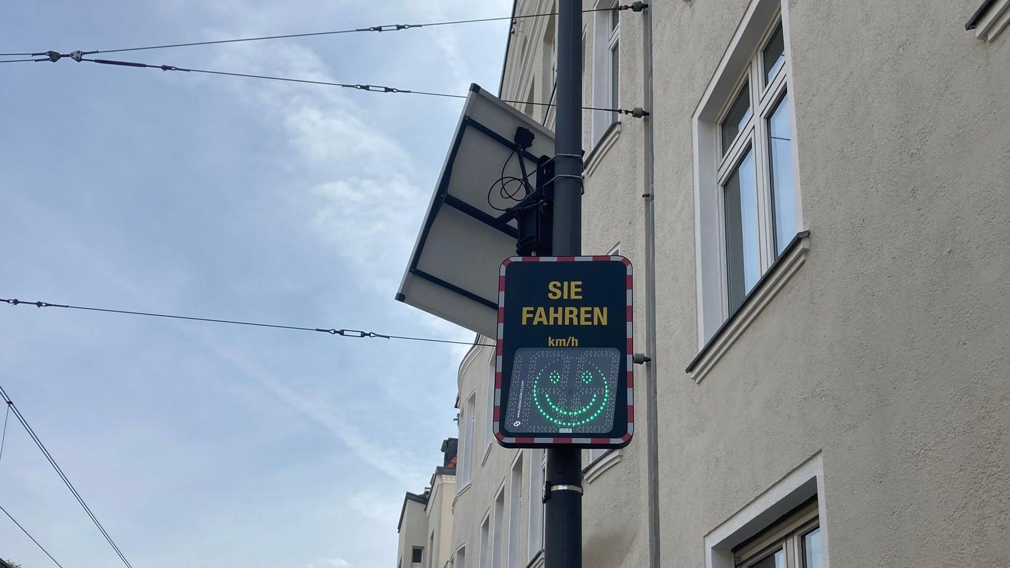 Eine digitale Geschwindigkeitsanzeige mit Smiley-Symbol.