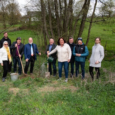 Es ist die Baumpflanzaktion des Freilichtmuseum
Lindlar zu sehen.