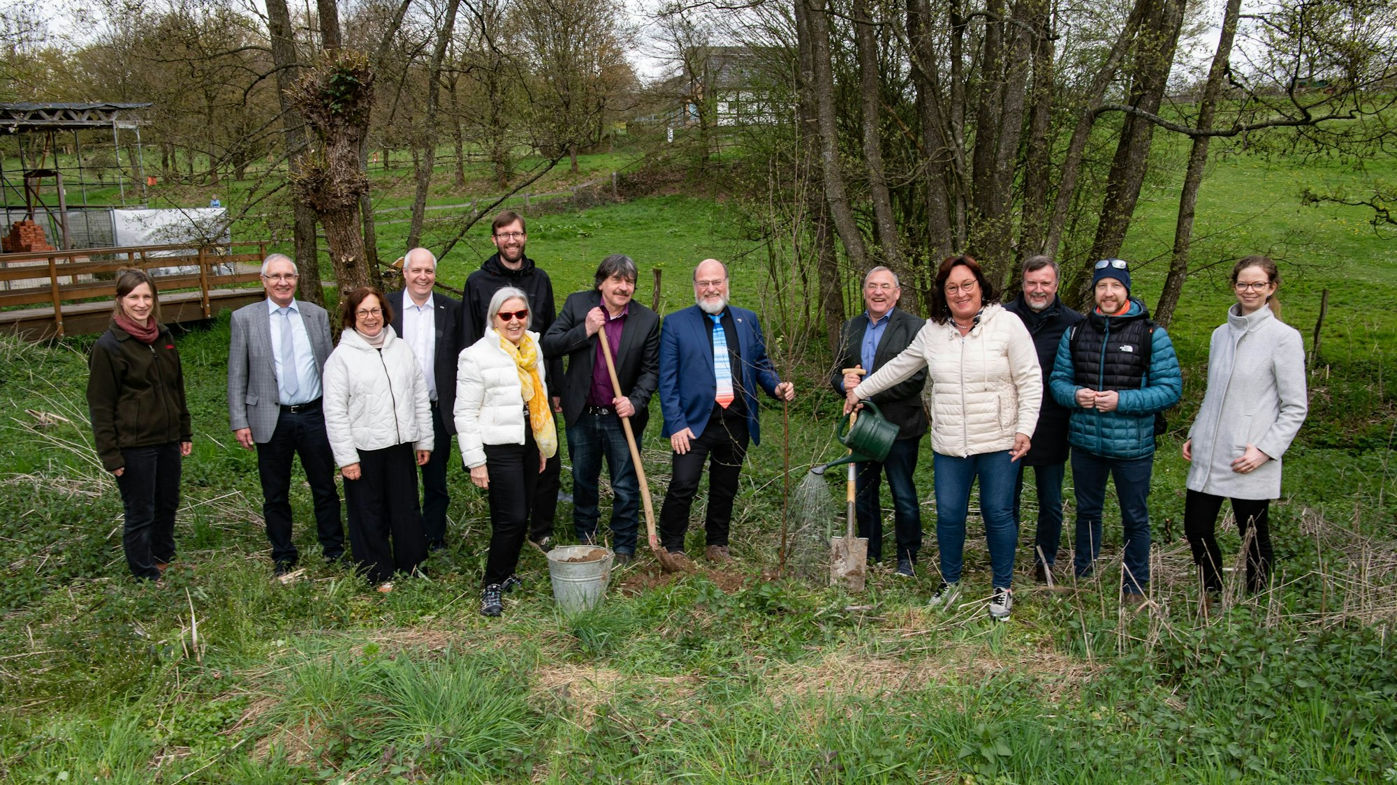 Es ist die Baumpflanzaktion des Freilichtmuseum
Lindlar zu sehen.