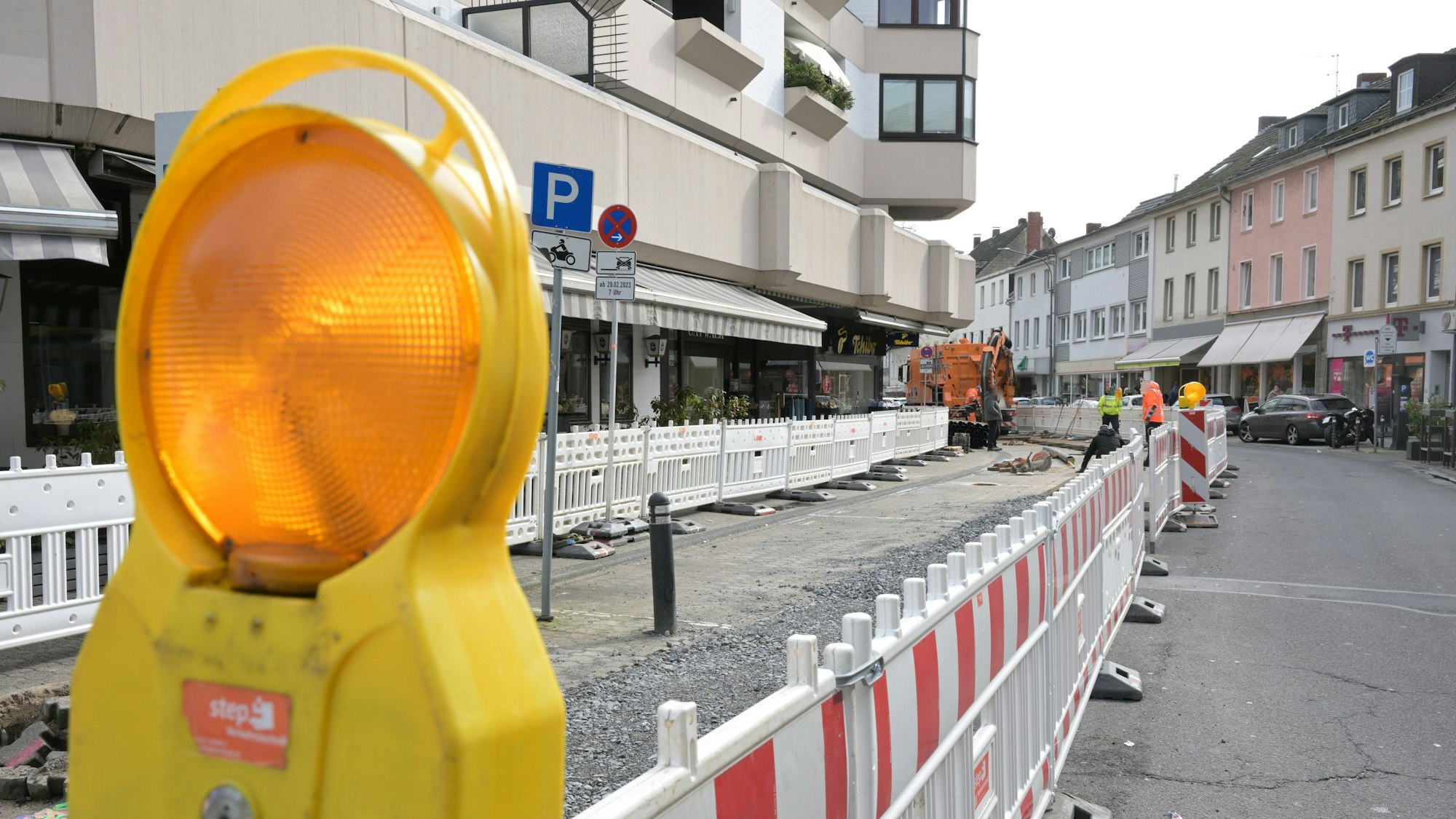 Es ist ein Teil der Baustelle in Bensberg an der Schloßstraße zu sehen.