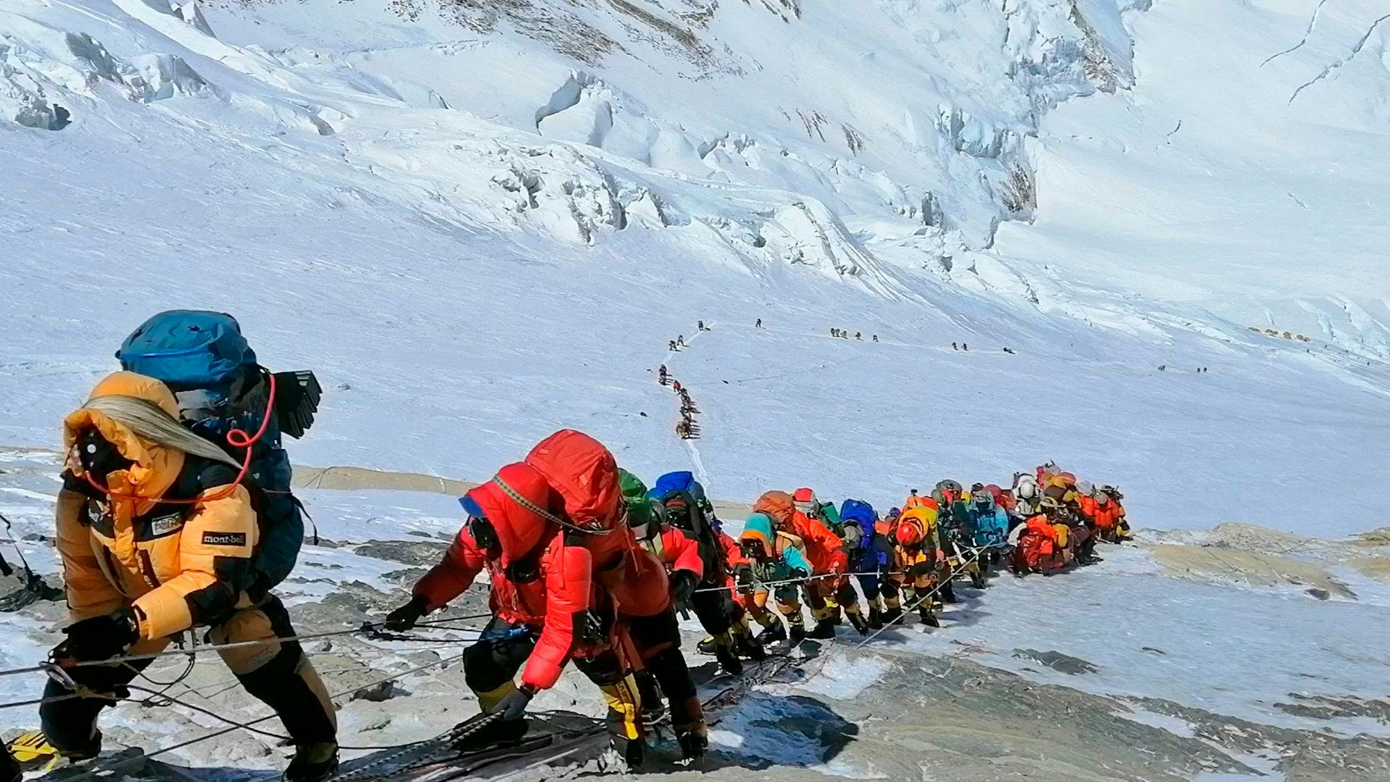 Mai 2019 am Mount Everest in Nepal: In einer langer Schlange klettern Bergsteiger auf einem Pfad knapp unterhalb von Lager vier.