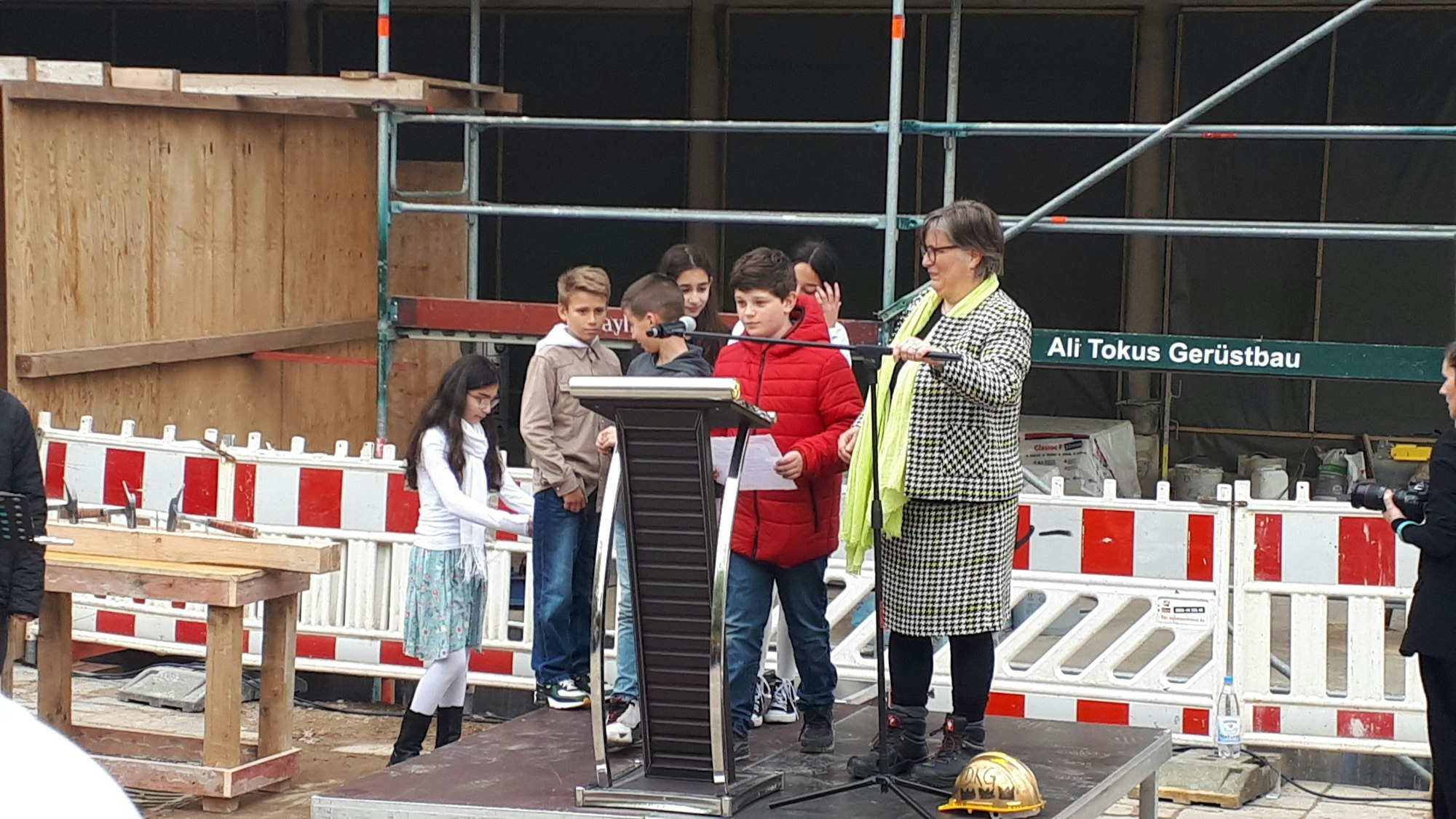 Schülerinnen und Schüler stehen an einem Rednerpult