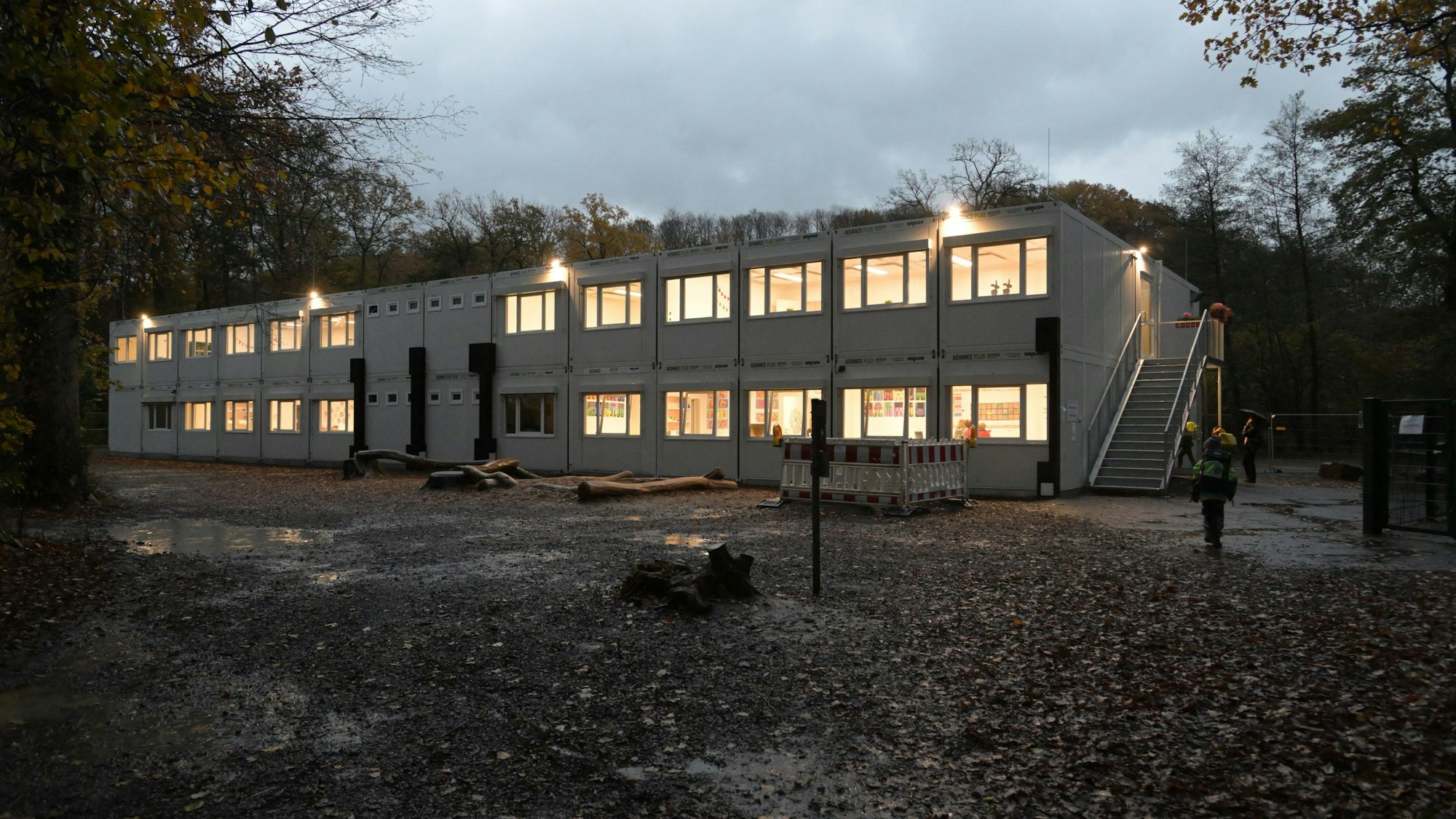Gute Erfahrungen mit einer Containerschule hat Odenthal gemacht. Jetzt soll die Grundschule in Rösrath-Forsbach zwei neue Klassenräume in Containern erhalten. Diese werden auf einer Grünfläche aufgestellt, der Schulhof bleibt zum Spielen.