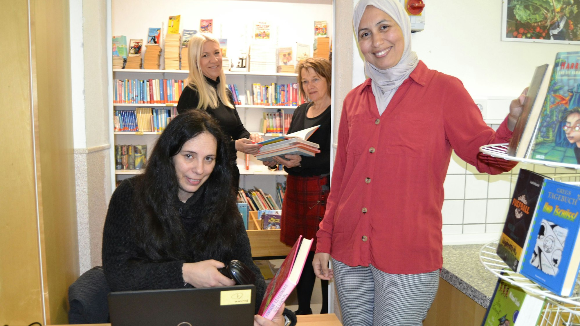 Bei der Digitalisierung der Bücherei arbeiten Vasiliki Stahl-Eleftheriou und Fatiha Tiach, Bettina Adam und Vize-Schulleiterin Ingeborg Müller zusammen.
