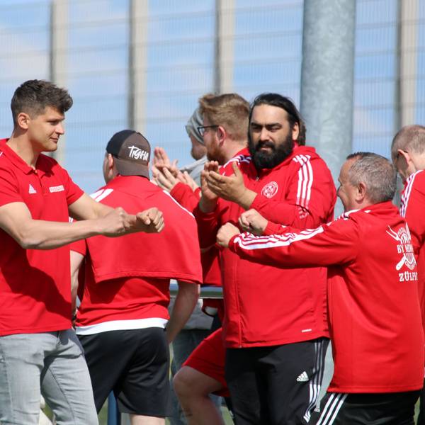 Zülpichs Trainer David Sasse ballt die Fäuste und freut sich über einen Treffer.