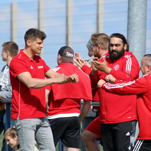 Zülpichs Trainer David Sasse ballt die Fäuste und freut sich über einen Treffer.