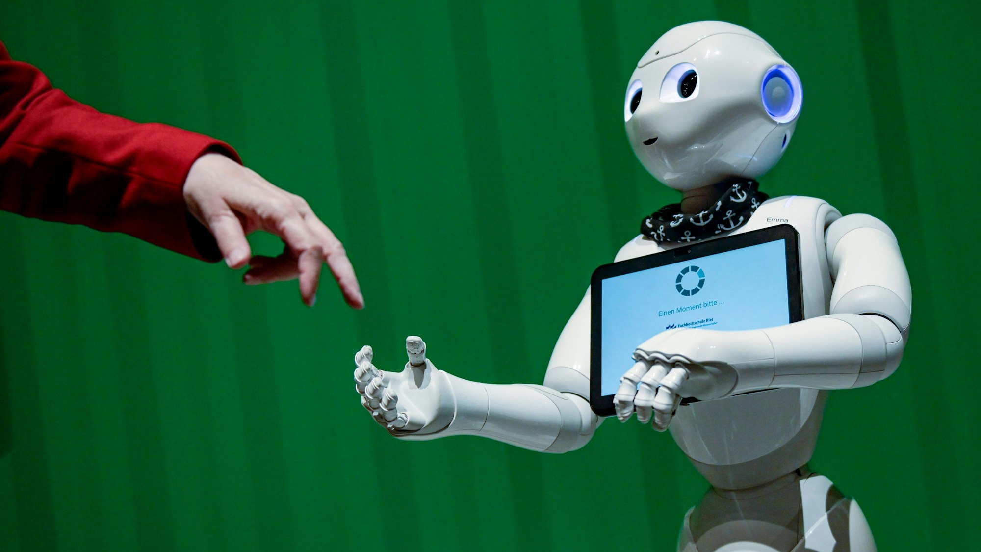 Ein Roboter interagiert mit einer Frau.