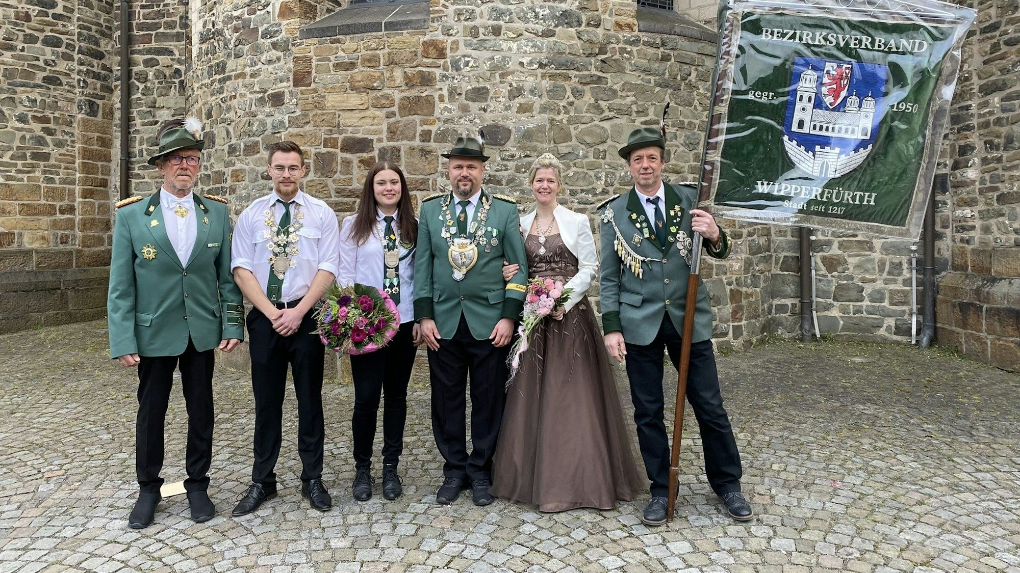 Es ist das neue Königspaar mit weiteren Mitgliedern zu sehen.