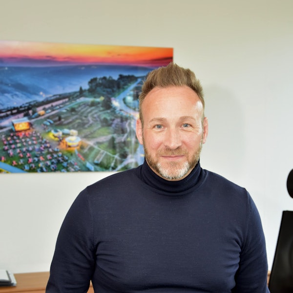 Elsdorfs Bürgermeister Andreas Heller blickt milde lächelnd in die Kamera.