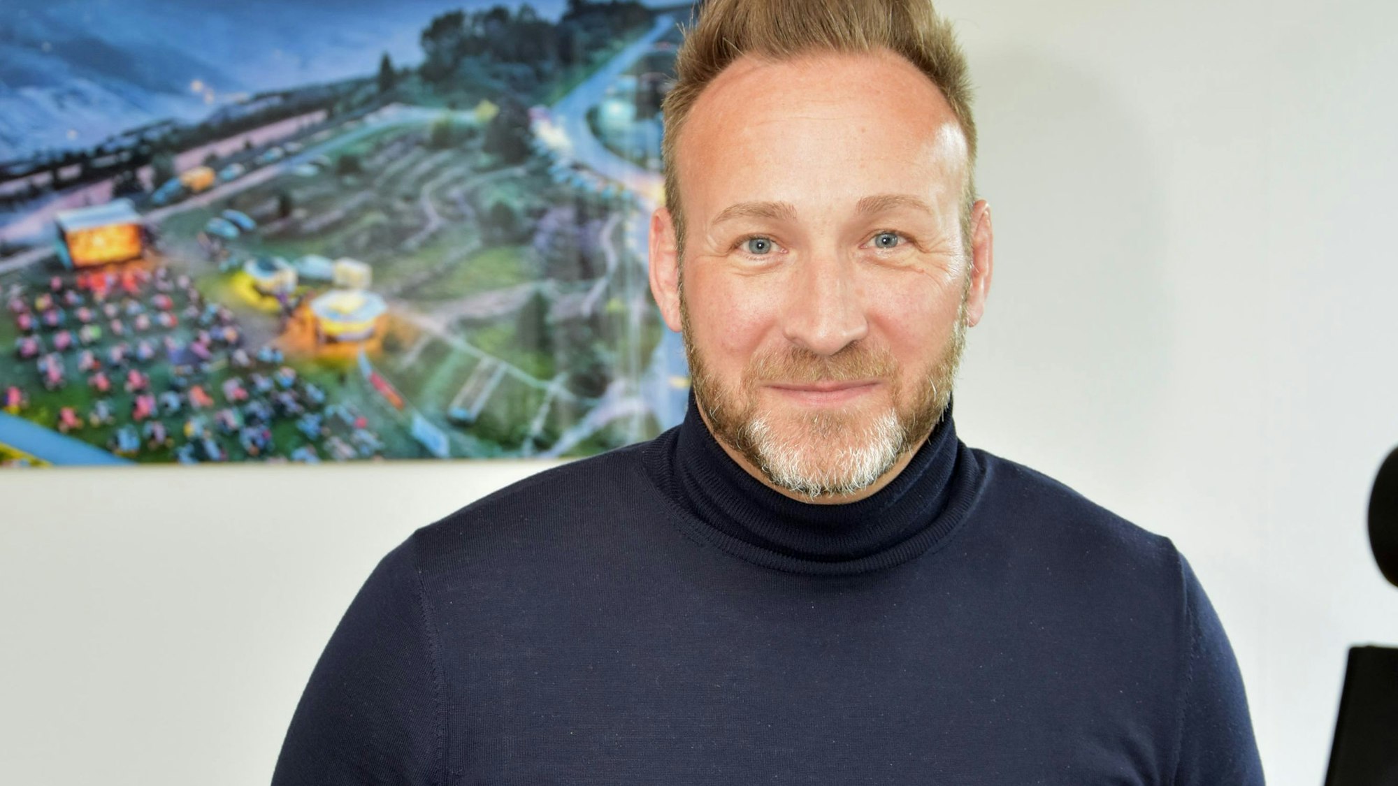 Elsdorfs Bürgermeister Andreas Heller blickt milde lächelnd in die Kamera.