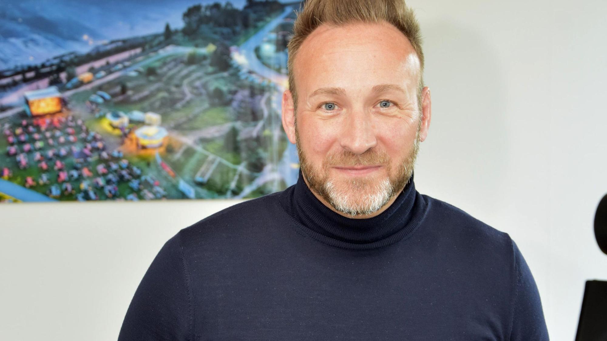 Elsdorfs Bürgermeister Andreas Heller blickt milde lächelnd in die Kamera.