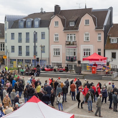 Es ist der Bismarckplatz in Gummersbach zu sehen. Es sind viele Menschen vor Ort.