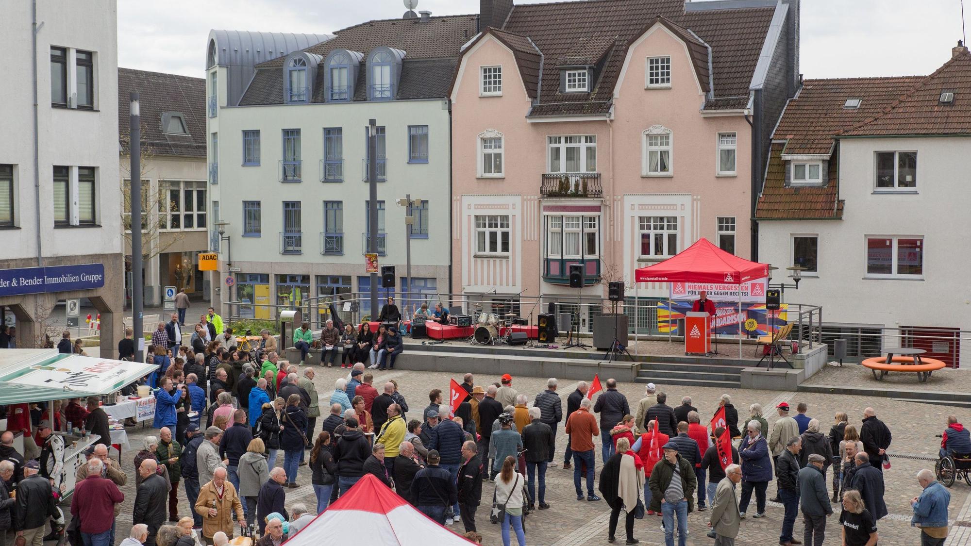 Es ist der Bismarckplatz in Gummersbach zu sehen. Es sind viele Menschen vor Ort.