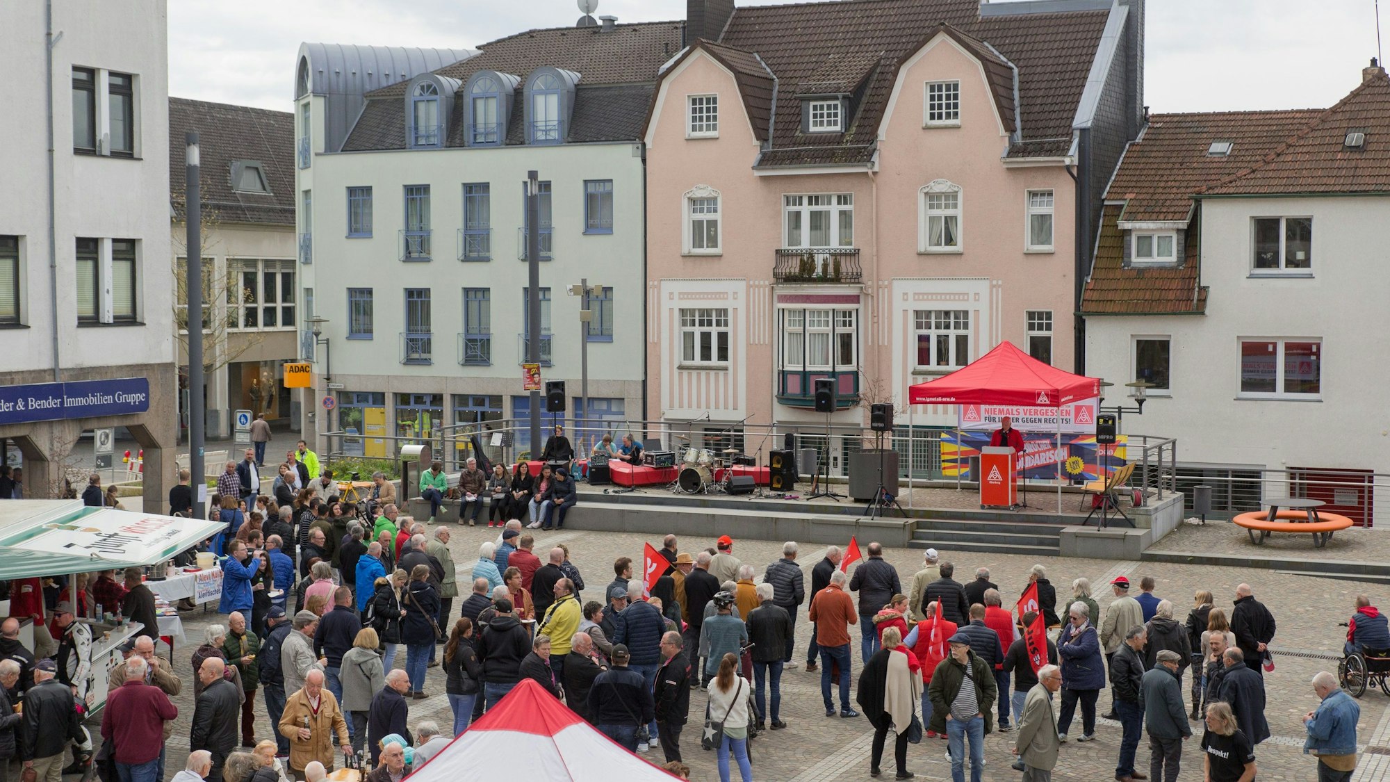 Es ist der Bismarckplatz in Gummersbach zu sehen. Es sind viele Menschen vor Ort.