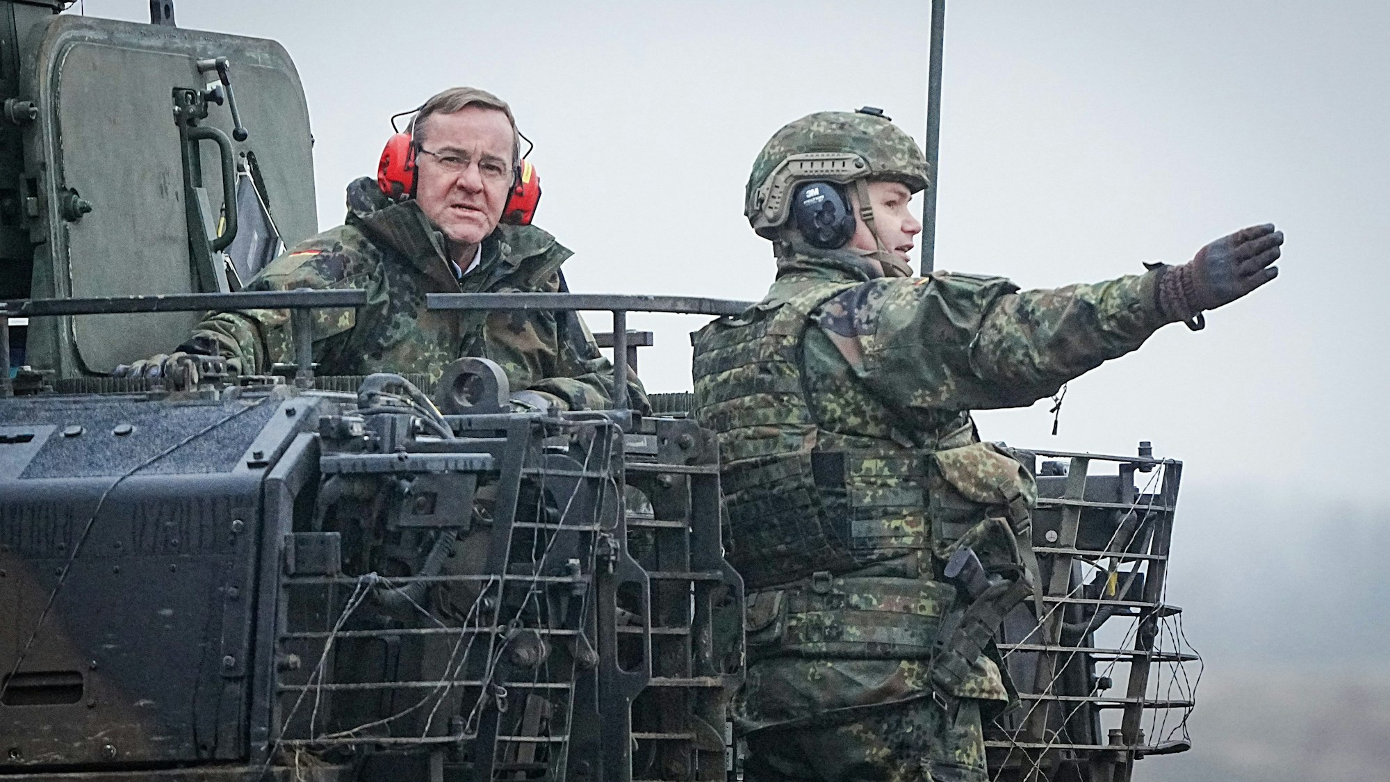 Boris Pistorius unterhält sich mit einem Soldaten in einem Puma-Schützenpanzer.