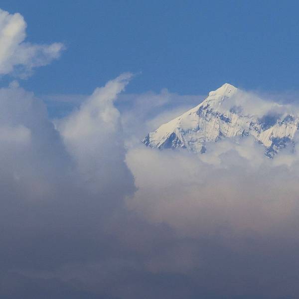 Das Luftbild zeigt die Spitze des Mount Everests in einer dichten Wolkendecke.