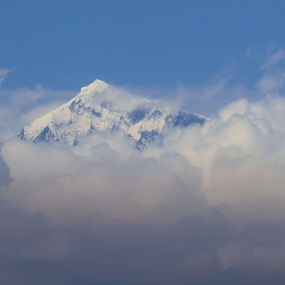Das Luftbild zeigt die Spitze des Mount Everests in einer dichten Wolkendecke.