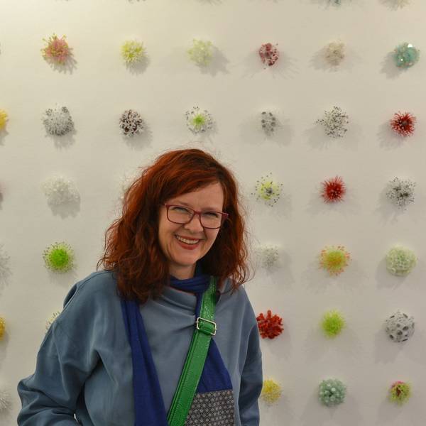 Wasserwesen aus Glas präsentiert Künstlerin Lea Lenhart in der gleichnamigen Ausstellung der Galerie Lethert in Bad Münstereifel.