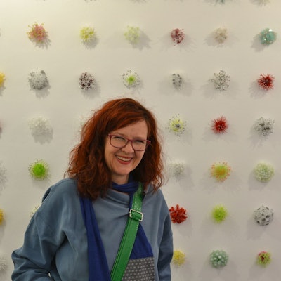 Wasserwesen aus Glas präsentiert Künstlerin Lea Lenhart in der gleichnamigen Ausstellung der Galerie Lethert in Bad Münstereifel.