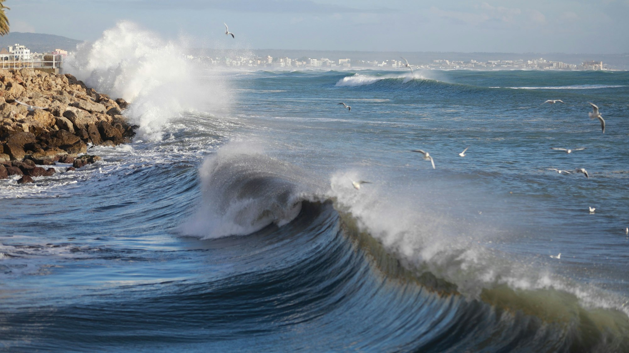 Wellen sind von der Promenade in Palma auf Mallorca aus zu sehen.