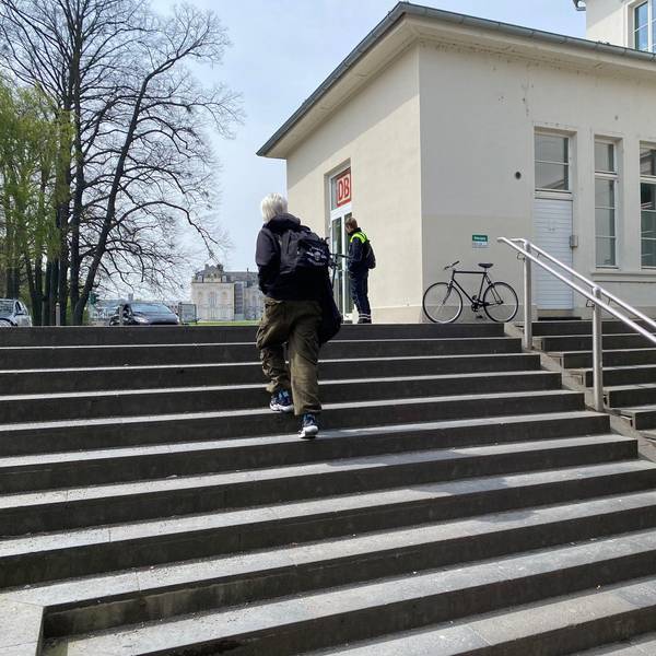 Eine Frau geht auf der Treppe am Bahnhof Brühl. Die Treppe wird abgerissen und durch eine Rampe ersetzt, damit die Züge barrierefrei erreichbar sind.
