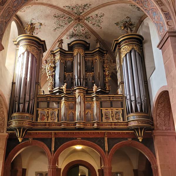 Eine verschnörkelte Orgel in einem Kloster