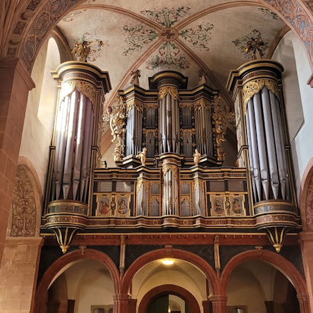 Eine verschnörkelte Orgel in einem Kloster