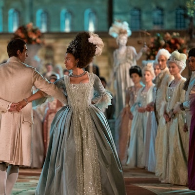 Neues Traumpaar: India Amarteifio die junge Königin Charlotte mit Corey Mylchreest als König George.