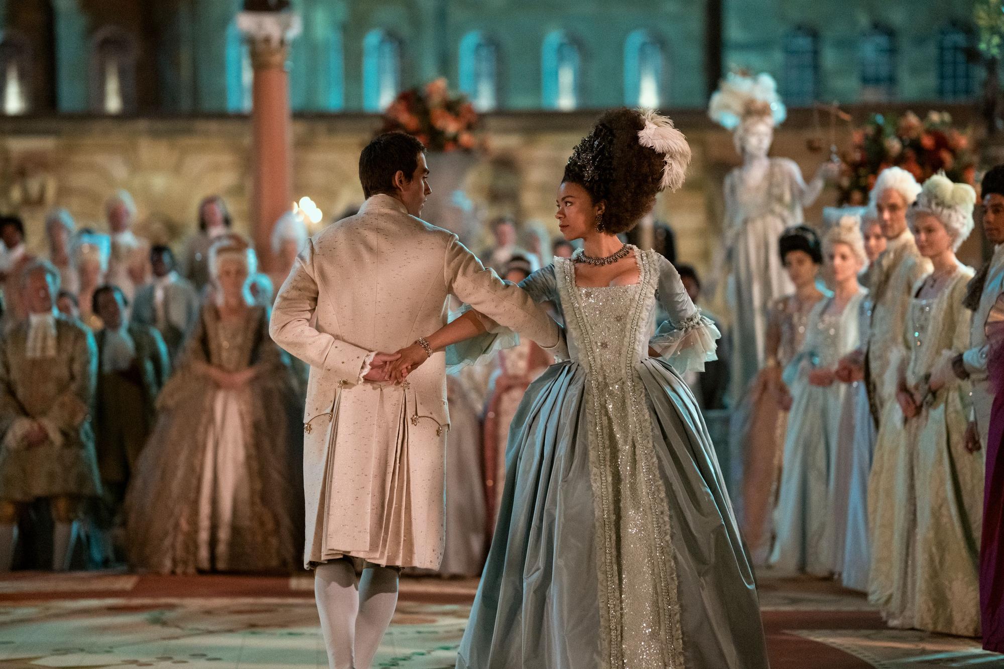 Neues Traumpaar: India Amarteifio die junge Königin Charlotte mit Corey Mylchreest als König George.