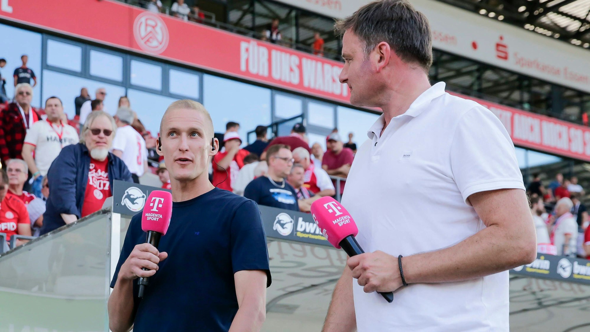 Fußball 3. Liga 07. Spieltag Rot-Weiss Essen - Erzgebirge Aue am 02.09.2022 im Stadion an der Hafenstrasse in Essen Thomas Kraus  Experte Magenta  , links - Thomas Wagner  Moderrator Magenta Sport , rechts DFB regulations prohibit any use of photographs as image sequences and/or quasi-video. *** Soccer 3 Liga 07 Matchday Rot Weiss Essen Erzgebirge Aue on 02 09 2022 in the stadium at Hafenstrasse in Essen Thomas Kraus Expert Magenta Sport , left Thomas Wagner Moderrator Magenta Sport , right DFB regulations prohibit any use of photographs as image sequences and or quasi video
