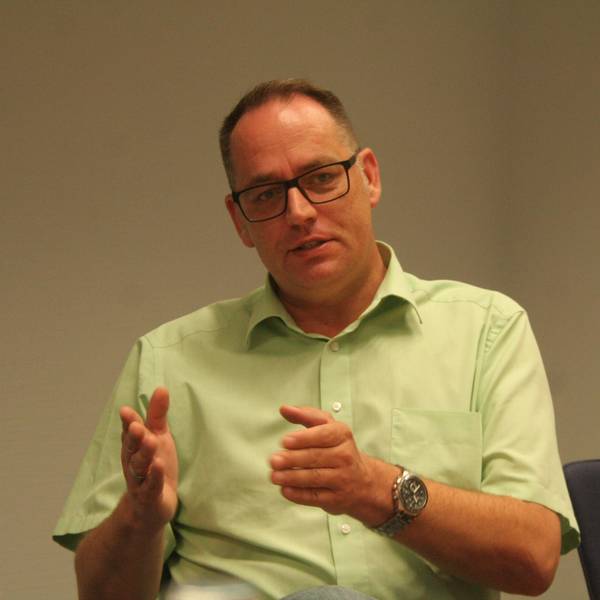 Andreas Lipp (SPD) trägt eine Brille, eine Armbanduhr und ein grünes Hemd und gestikuliert.