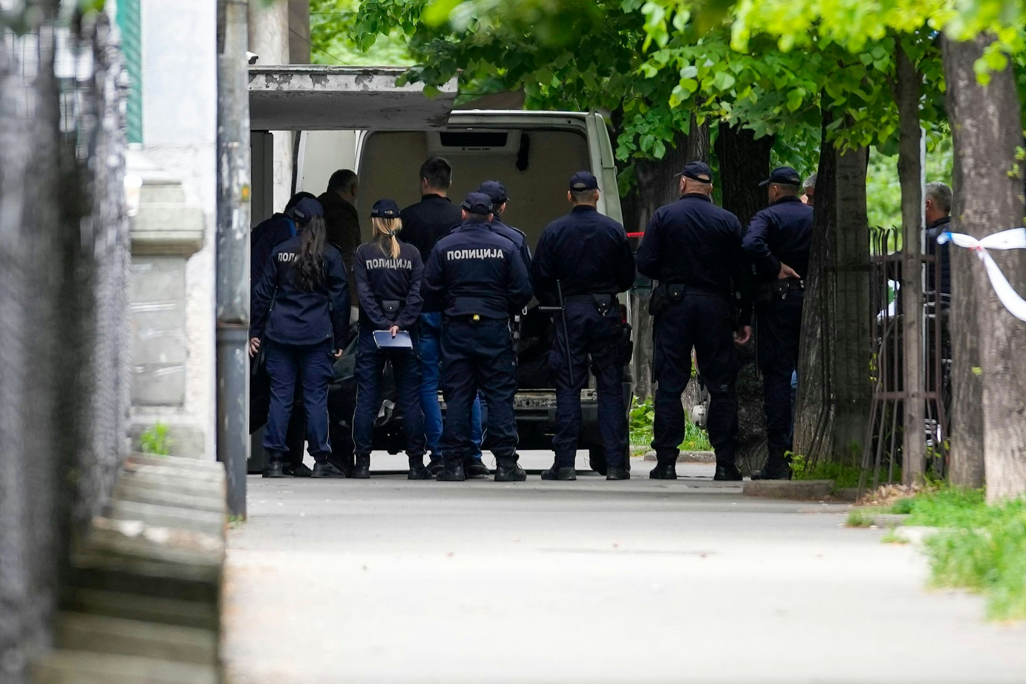 Die Leichen der Opfer werden in einen Lieferwagen vor der Vladislav-Ribnikar-Schule verladen. Ein Schüler hat in einer Belgrader Schule auf Mitschüler und Schulpersonal geschossen und dabei acht Menschen getötet.