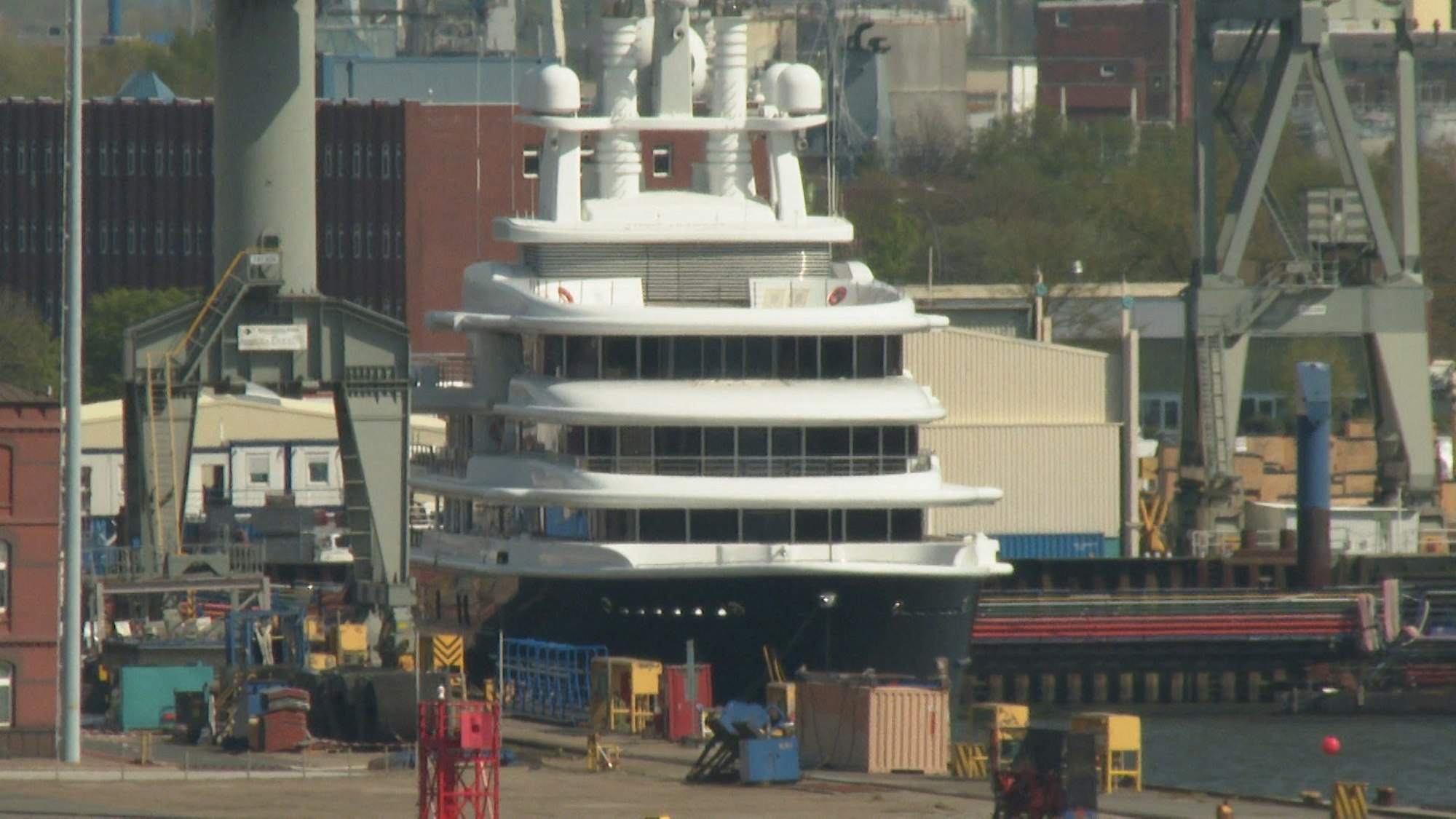03.05.2023, Hamburg: Die Luxusjacht «Luna» liegt im Hamburger Hafen.