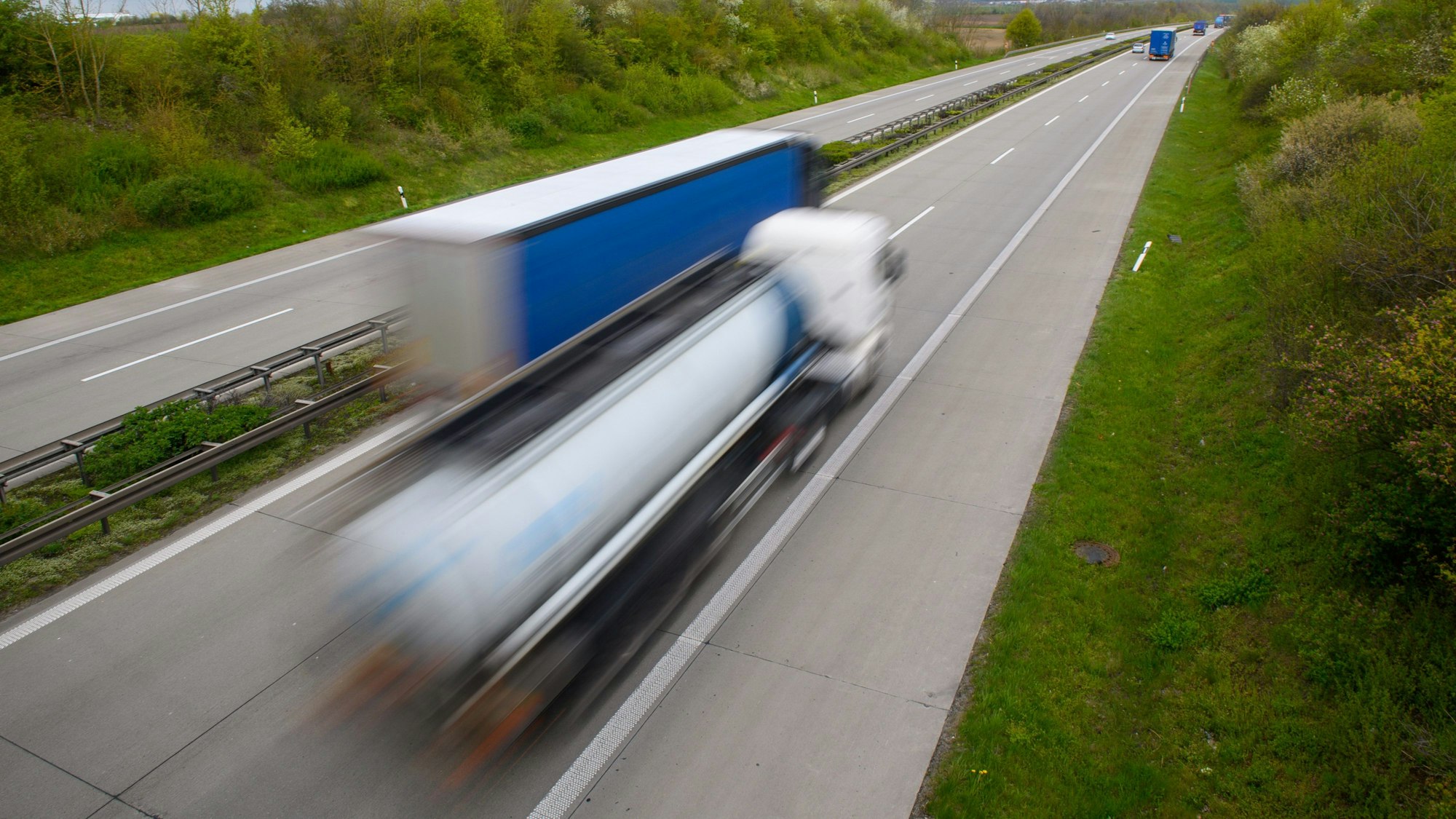Lastkraftwagen fahren auf der A14 Überholmanöver.