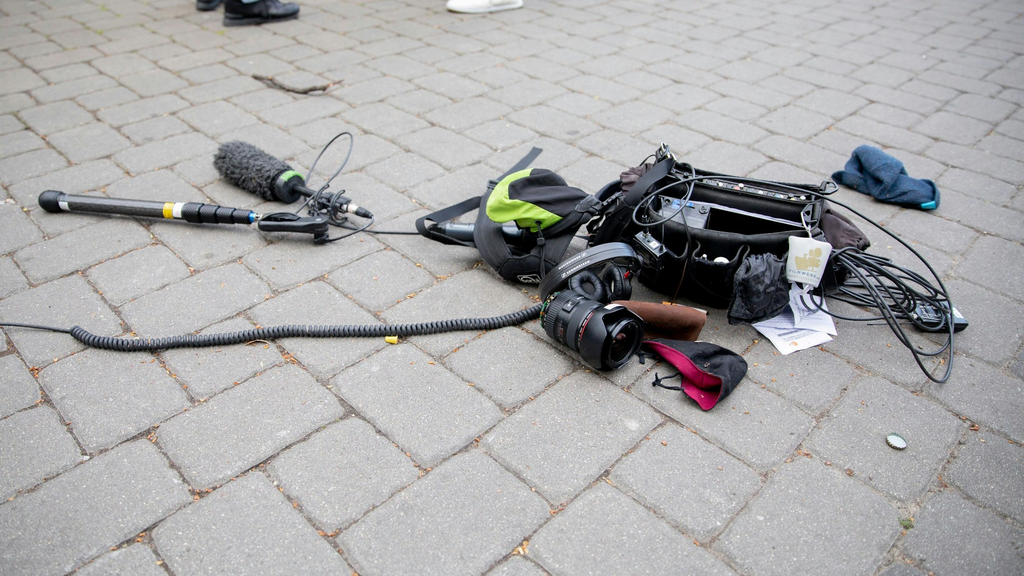 Die Ausrüstung eines Kamerateams liegt nach einem Übergriff zwischen Alexanderplatz und Hackescher Markt auf dem Boden.