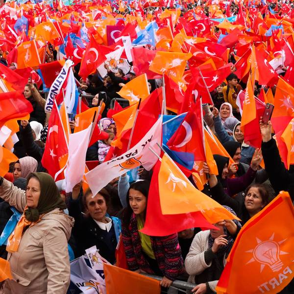 Menschen schwenken türkische Fahnen und Fahnen der regierenden AK-Partei, während sie dem türkischen Präsidenten Erdogan bei einer Wahlkampfveranstaltung zuhören. Am 14. Mai finden in der Türkei sowohl Präsidenten- als auch Parlamentswahlen statt.