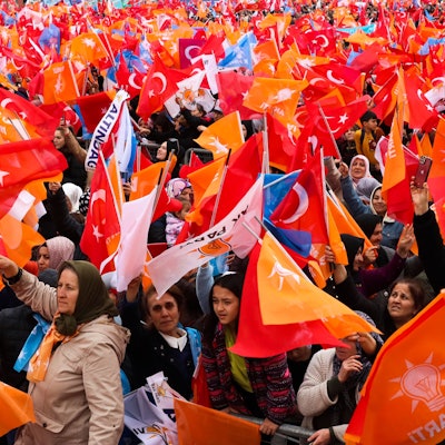 Menschen schwenken türkische Fahnen und Fahnen der regierenden AK-Partei, während sie dem türkischen Präsidenten Erdogan bei einer Wahlkampfveranstaltung zuhören. Am 14. Mai finden in der Türkei sowohl Präsidenten- als auch Parlamentswahlen statt.