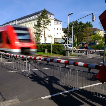 An den geschlossenen Bahnschranken am Bahnübergang in der Weierstraße in der Nähe des Krankenhauses stauen sich regelmäßig die Fahrzeuge.