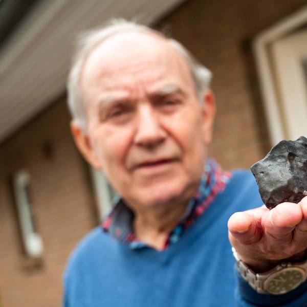 Wilfried Labusch, Hausbesitzer, hält vor seinem Haus einen kleinen Meteoriten, der niedergegangen ist. Der Gesteinsbrocken von der Größe eines Tennisballs habe das Dach eines Hauses durchschlagen, dem Deutschen Zentrum für Luft- und Raumfahrt zufolge ist ein solches Ereignis sehr selten.