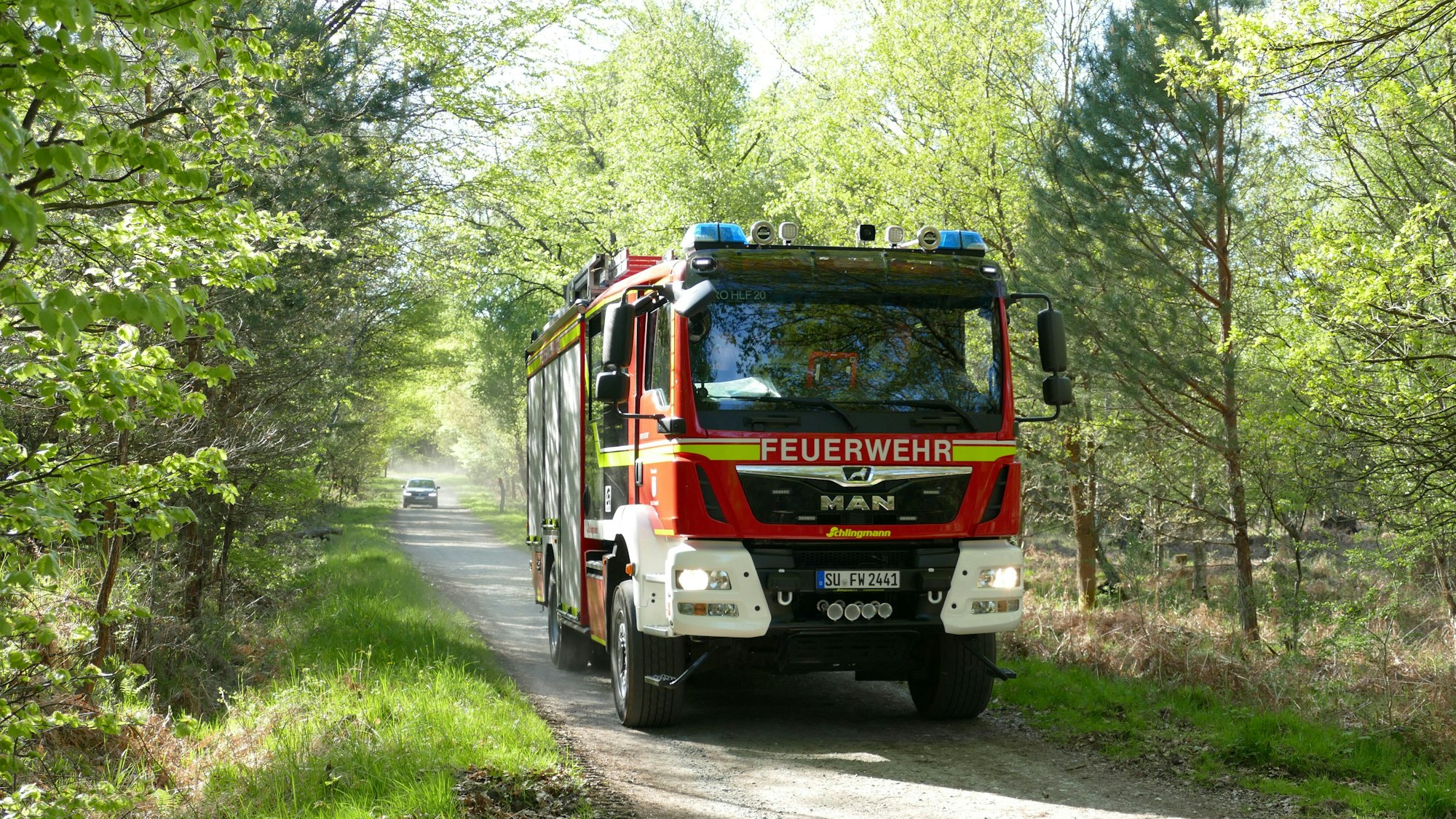 Ein Fahrzeug der Troisdorfer Feuerwehr fährt durch die Wahner Heide.