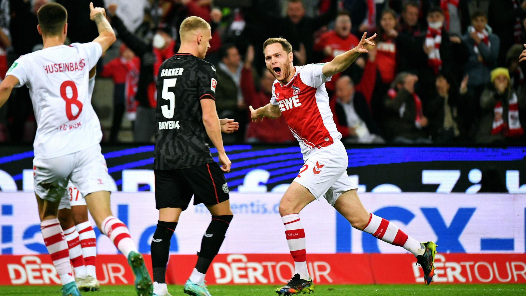 Benno Schmitz jubelt nach dem er gegen Leverkusen ein Tor geschossen hat.